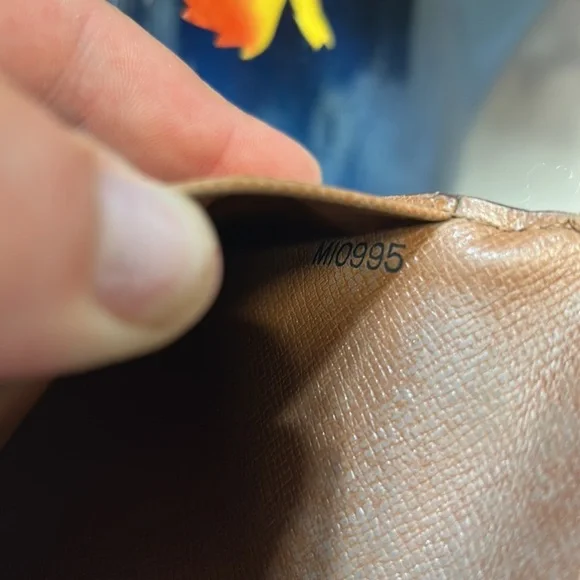 Louis Vuitton Bi-Fold wallet 💯% Authentic guaranteed
